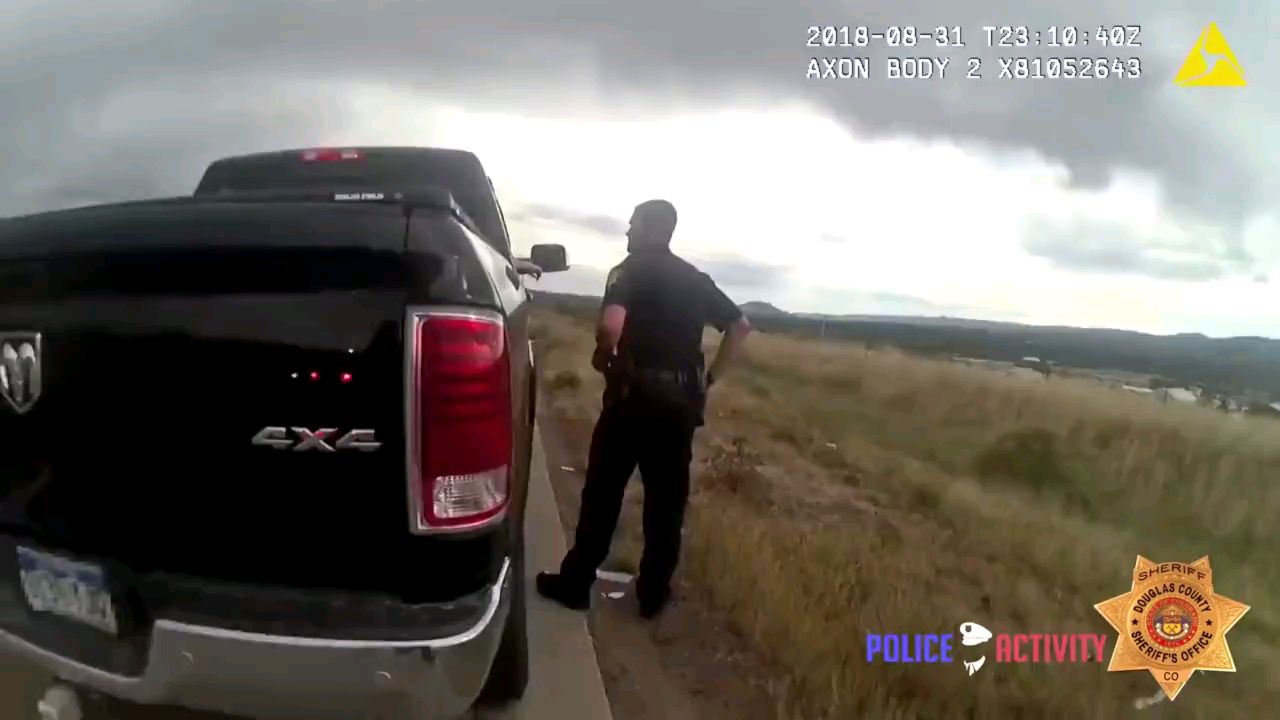美国警察公路执勤遇险